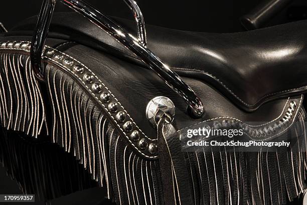 motorrad sitzen leder und chrom - nieten stock-fotos und bilder