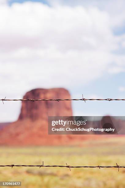 arames farpados monument valley - sinal de mantenha a distância - fotografias e filmes do acervo