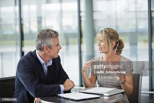 due uomini d'affari seduti che chiacchierano - faccia a faccia foto e immagini stock