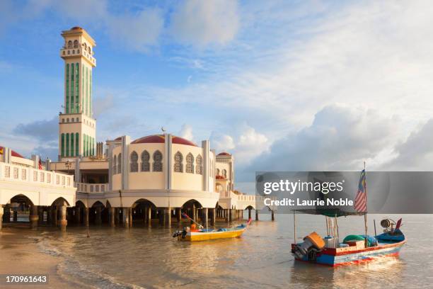 floating mosque, georgetown, penang, malaysia - penang stockfoto's en -beelden