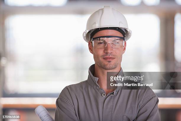 bau arbeiter auf der baustelle - safety glasses stock-fotos und bilder