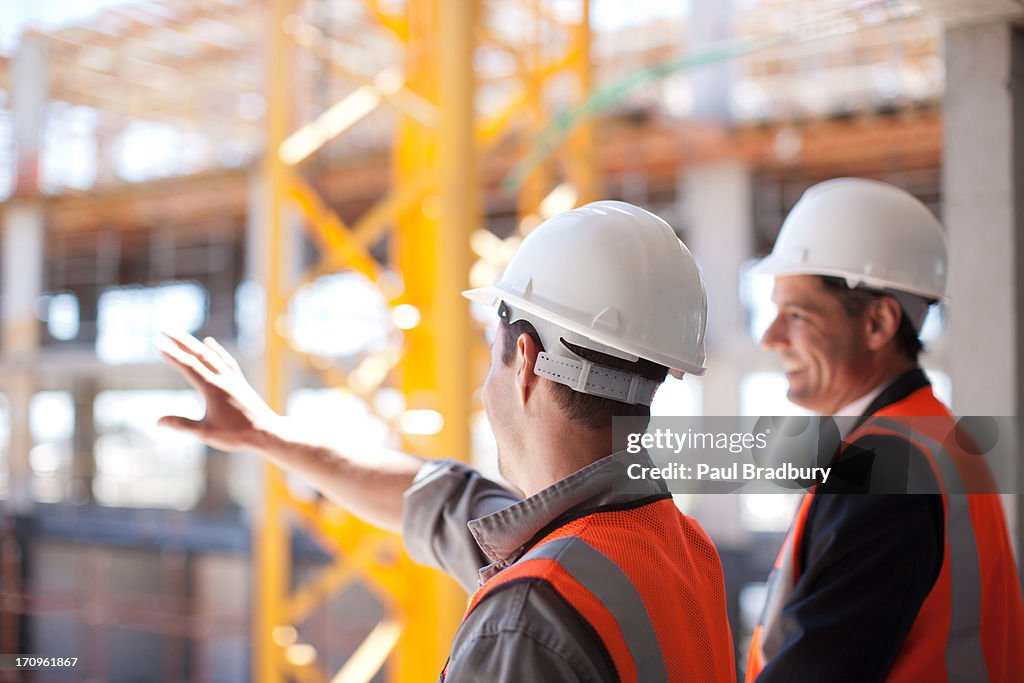 Operai edili al lavoro sul luogo di costruzione