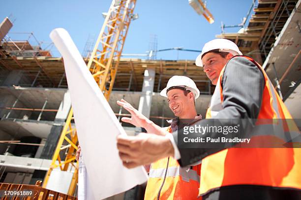 bau arbeiter blick in die werkzeuge auf baustelle - construction worker manager stock-fotos und bilder