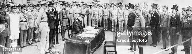 Leiutenant-general k,n, derevyanko, representative of the ussr, signing the act of japan's capitulation on board the american battleship missouri...