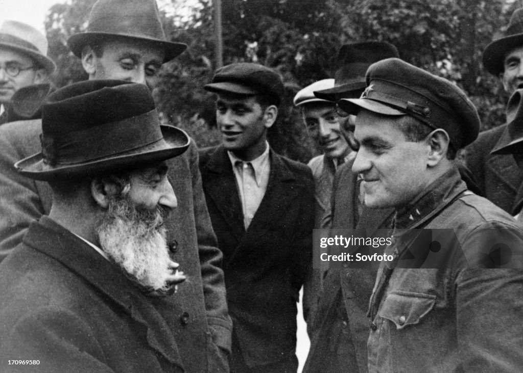 Soviet lieutenant i, falkovich speaking with a jewish resident of ternopil, western ukraine, october 1939, the soviet army entered the village a month earlier.