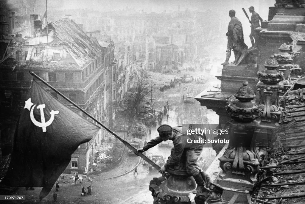 Red army soldiers raising the soviet flag