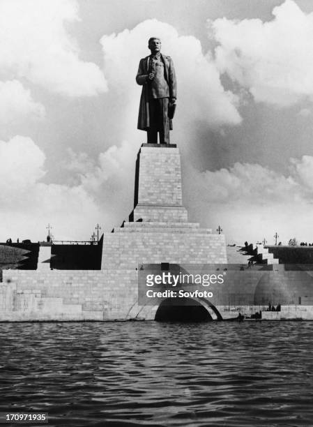 Monument to joseph stalin erected at the entrance to the lenin volga-don shipping canal, 1952.