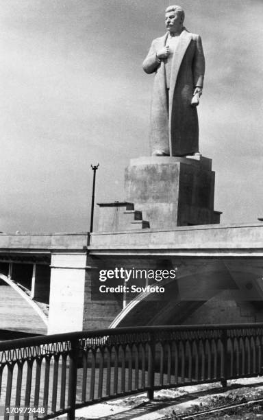 Monument to joseph stalin at the entrance to the nevinnomisk canal, 1950.