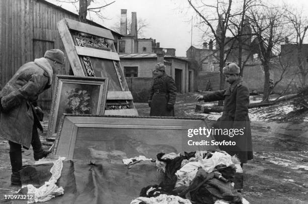 Red army soldiers with recovered paintings stolen from the peterhof palace and pushkin palace by the germans, abandoned in east prussia during the...