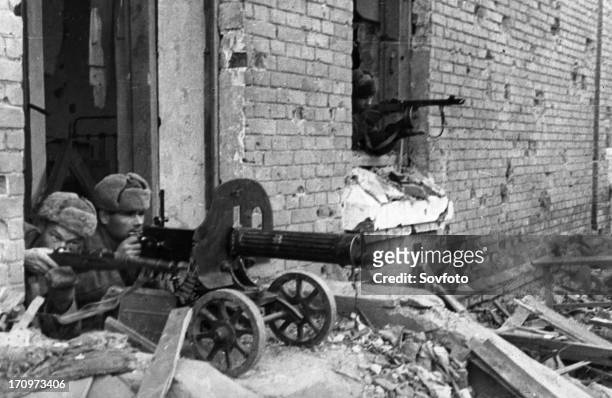 World war 2, battle of stalingrad, soviet guardsmen firing on german automatic riflemen, december 1942.