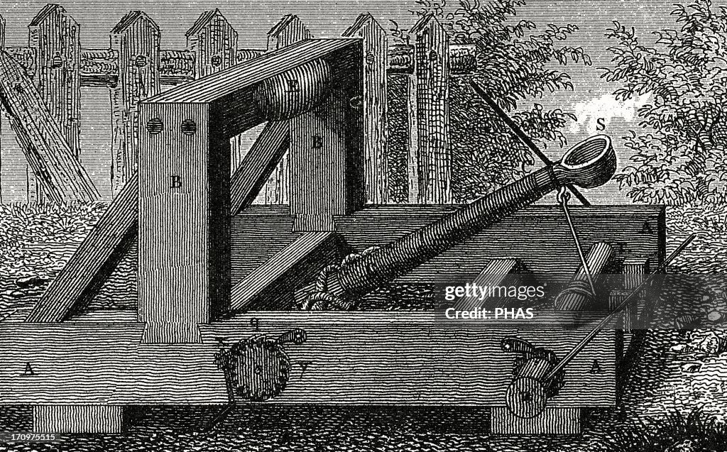 Catapult used by Roman army during its military campaigns. Engraving ...