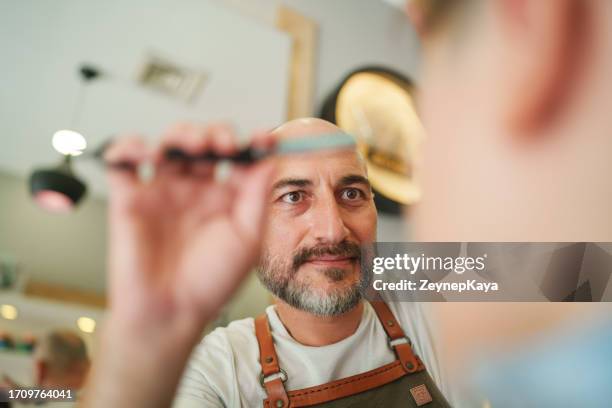 barber is cutting hair with razor - shaving stock pictures, royalty-free photos & images