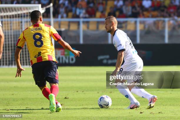 Hamza Rafia of Lecco competes for the ball with Stanisvla Lobotka of Napoli during the Serie A TIM match between US Lecce and SSC Napoli at Stadio...