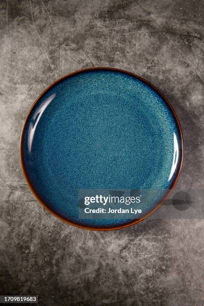 directly above shot of empty plate on table - leerer teller stock-fotos und bilder