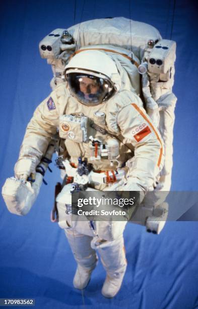 The orlan-dma semi-hard spacesuit with the umk device, 1990.