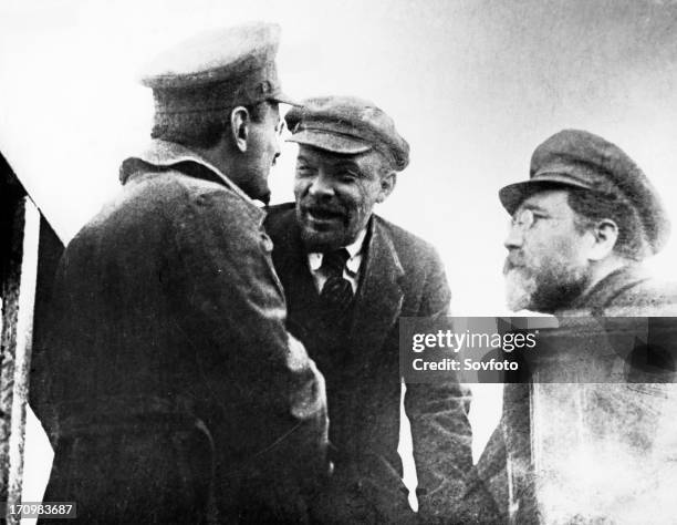 Vladimir lenin, leo trotsky, and lev kamenev on sverdlovsk square in moscow, may 1920.