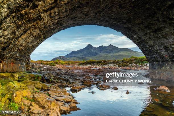 sligachan old bridge, isle of skye, scotland - cuillins stockfoto's en -beelden