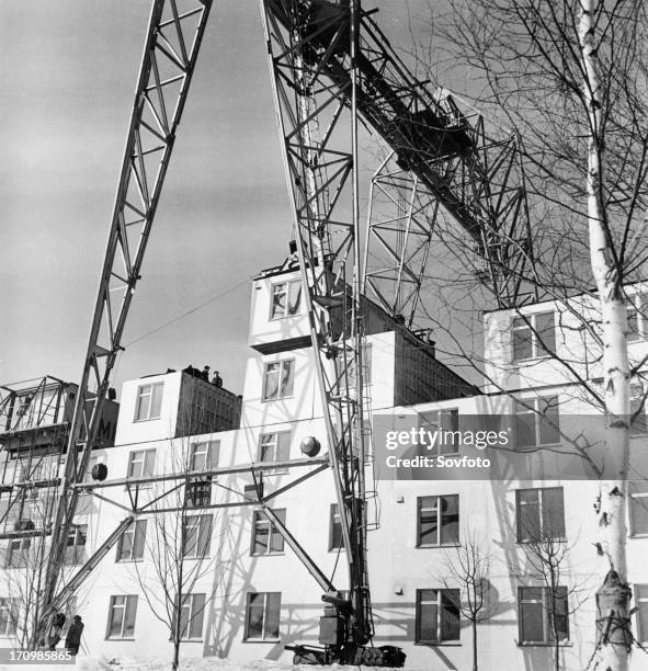 Construction of an experimental five-story apartment building in novoye cheryomushki, moscow using prefabricated sections, 1962.