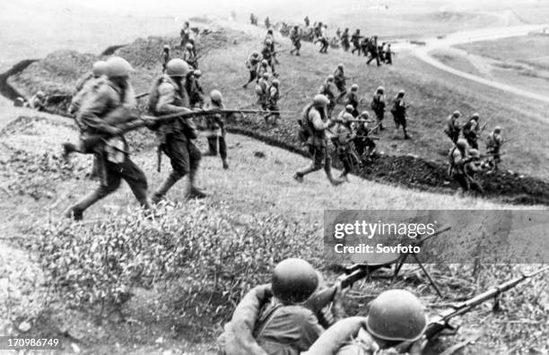 Red army men counter-attacking the enemy lines in the area of mozdok, 1942.