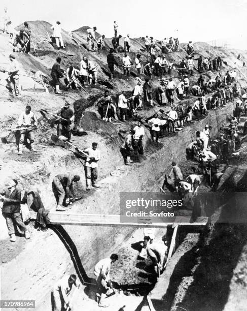 Construction work of magnitogorsk at magnitka hill, 1929.