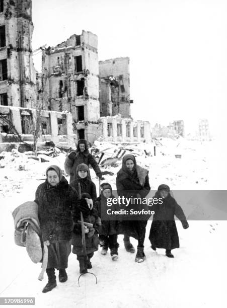 Stalingraders return to their destroyed homes in 1943.