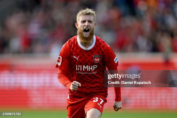 Jan-Niklas Beste of 1.FC Heidenheim celebrates after scoring the team's first goal during the Bundesliga match between 1. FC Heidenheim 1846 and 1....
