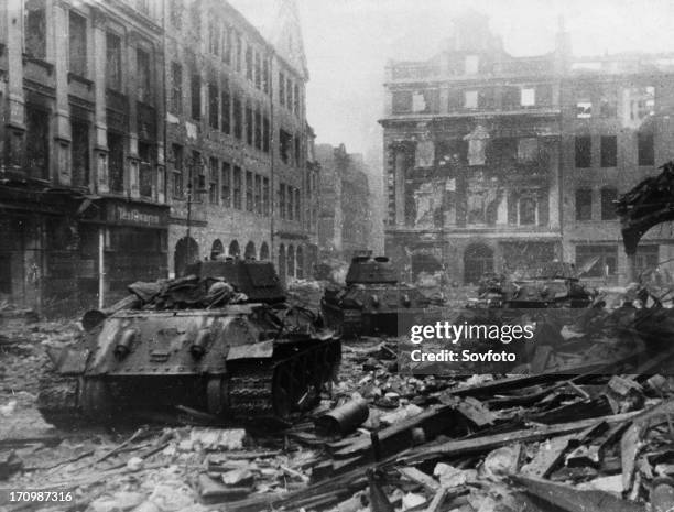 World war 2, soviet t-34 tanks during street fighting in poznan, poland, february 1945.