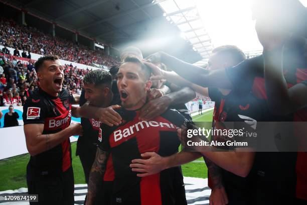 Alex Grimaldo of Bayer Leverkusen celebrates the team's second goal with teammates during the Bundesliga match between 1. FSV Mainz 05 and Bayer 04...