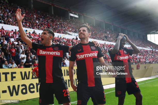 Jonas Hofmann of Bayer Leverkusen celebrates the team's third goal with teammates during the Bundesliga match between 1. FSV Mainz 05 and Bayer 04...
