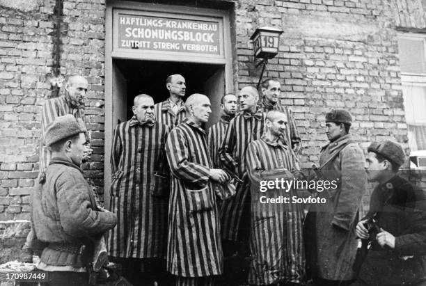 Soviet red army soldiers of the first ukrainian front with liberated prisoners of the auschwitz concentration camp in oswiecim, poland, 1945.