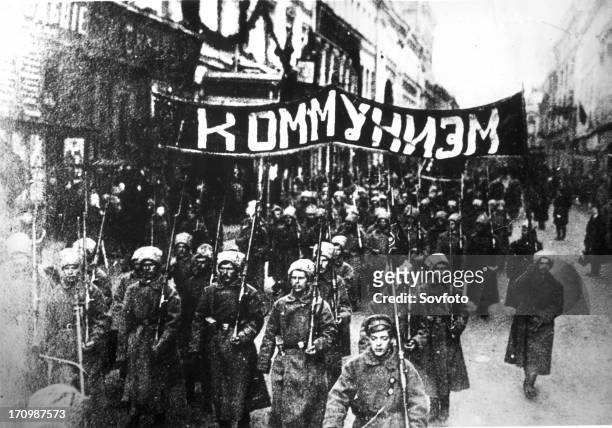 October revolution, a column of soldiers demonstrating along nikolsky street under the banner 'communism' in moscow, 1917.