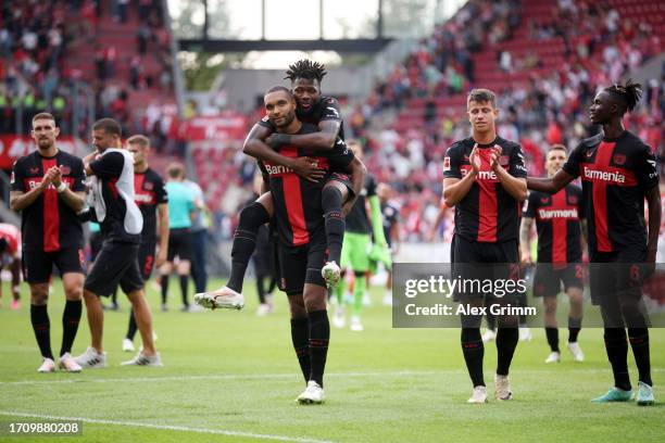 Jonathan Tah, Edmond Tapsoba and teammates of Bayer Leverkusen celebrate after the Bundesliga match between 1. FSV Mainz 05 and Bayer 04 Leverkusen...