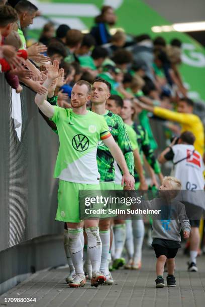 The players of VfL Wolfsburg interact with members of the crowd at full-time following the Bundesliga match between VfL Wolfsburg and Eintracht...