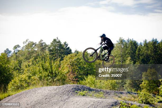 riesiger sprung mit dem mountainbike - bicycle trail outdoor sports stock-fotos und bilder