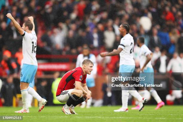Rasmus Hojlund of Manchester United looks dejected at full-time following the Premier League match between Manchester United and Crystal Palace at...