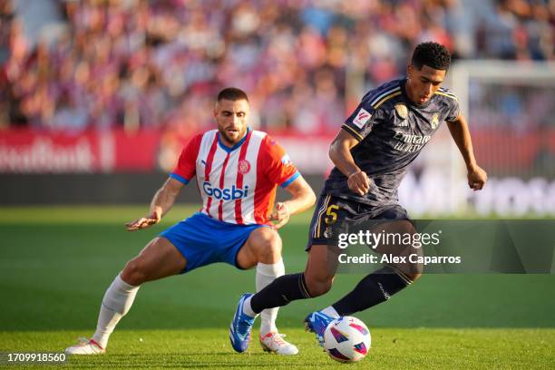 Jude Bellingham of Real Madrid controls the ball during the LaLiga EA Sports match between Girona FC and Real Madrid CF at Montilivi Stadium on...