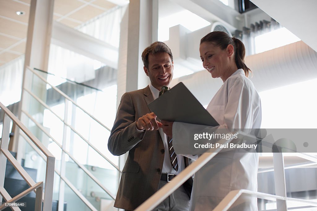 Geschäftsmann sprechen auf Büro-Treppe, Wissenschaftler