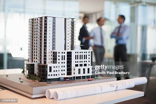 gens d'affaires dans le bureau - architecte photos et images de collection