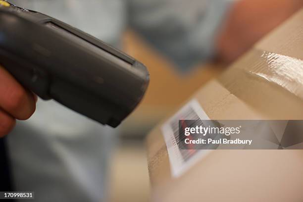 nahaufnahme der arbeiter scan box - barcode scanner stock-fotos und bilder