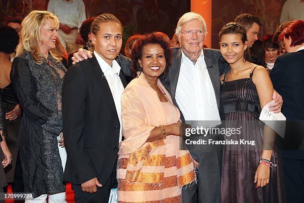 Karlheinz Böhm Und Ehefrau Almaz Und Den Kindern Aida Und Nioclas Bei Der Zdf Spendengala "Alles Gute Karlheinz Böhm - Ein Leben Für Afrika" In...