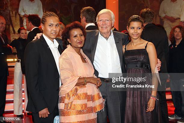 Karlheinz Böhm Und Ehefrau Almaz Und Den Kindern Aida Und Nioclas Bei Der Zdf Spendengala "Alles Gute Karlheinz Böhm - Ein Leben Für Afrika" In...