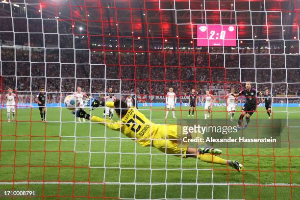 Harry Kane of Bayern Munich scores the team's first goal from the penalty spot past Janis Blaswich of RB Leipzig during the Bundesliga match between...