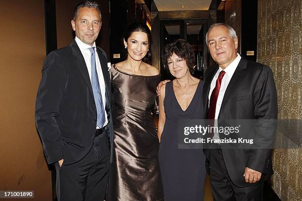 Patrick Graf Von Faber Castell Und Seine Ehefrau Schauspielerin Mariella Ahrens Mit Ihren Eltern Reinhold Und Svetla Ahrens Beim Charity Dinner Zu...