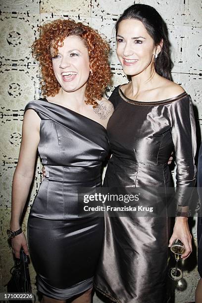 Mariella Gräfin Von Faber Castell Und Sängerin Lucy Diakowska Beim Charity Dinner Zu Gunsten Lebensherbst E. V. Im "Uma" Restaurant Im Hotel Adlon In...