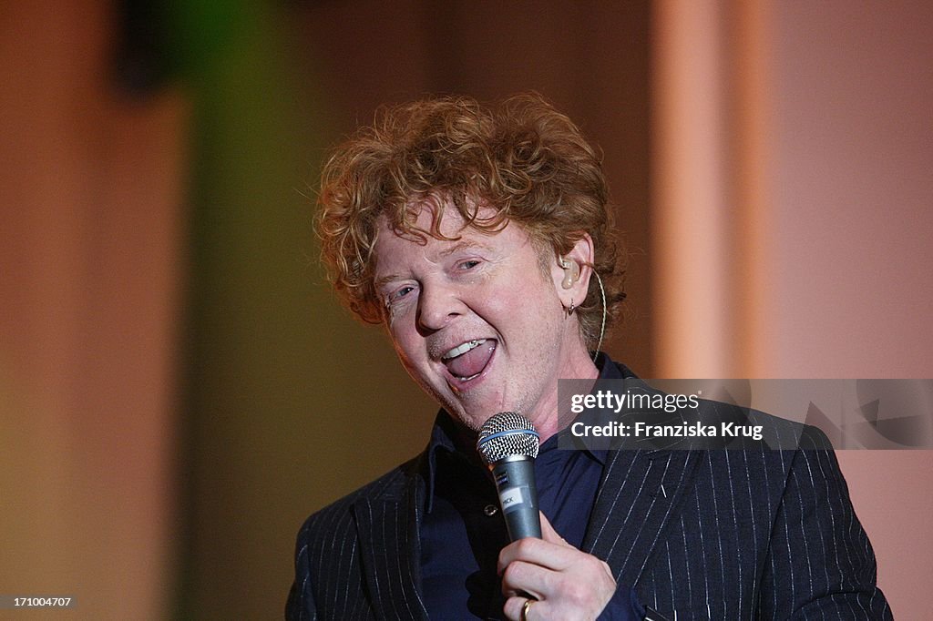 Sänger Mick Hucknall Von Simply Red Tritt Auf Bei Der 5. Fundraising... News Photo Getty Images Sänger Mick Hucknall Von Simply Red Tritt Auf Bei Der 5. Fundraising... News Photo Getty Images