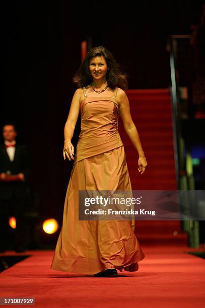 Karin Schubert Modelt Bei Der Gala Modenschau In Der Bmw Niederlassung In Nürnberg