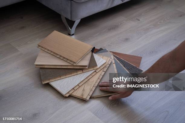person choosing the type of wood flooring for their home - parket stockfoto's en -beelden