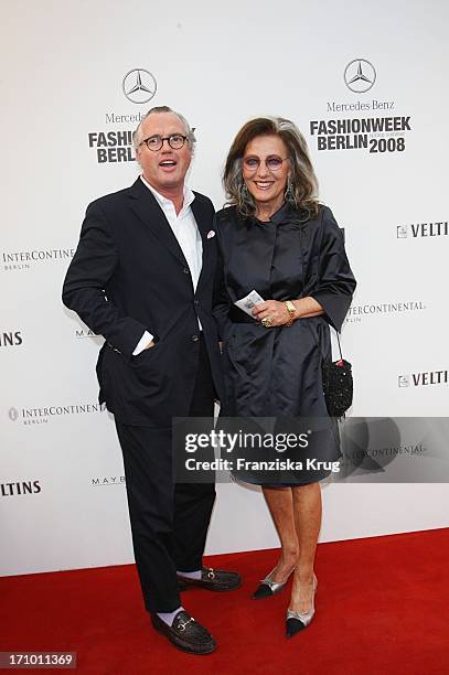 Ex Vogue Chefin Angelica Blechschmidt Und Reimer Clausen Bei Der Strenesse Modenschau Am Brandenburger Tor Bei Der "Mercedes Benz Fashion Week 2008"