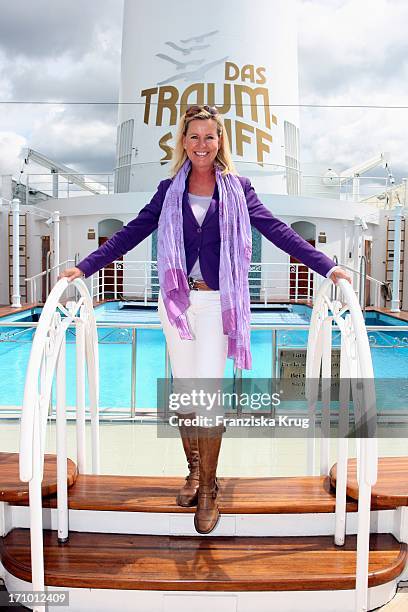 Anja Schüte Beim "Dkms Charity Ladies Lunch" Auf Der Ms Deutschland In Hamburg