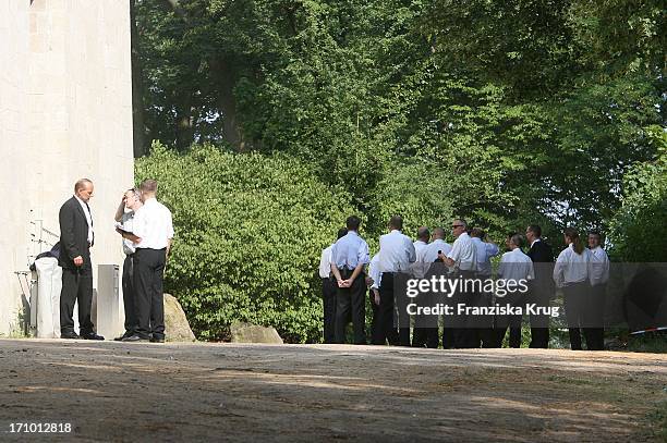 ( Jauch Hochzeit: Sicherheitskräfte Vor Dem Standesamt Im Schloss Belvedere Auf Dem Pfingstberg In Potsdam An